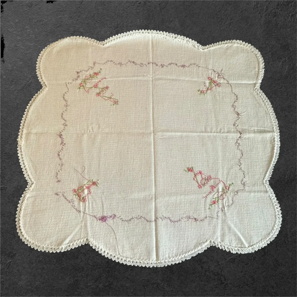 Vintage Hand‎ Embroidered Floral Doily Centerpiece Scalloped Lace 24x24